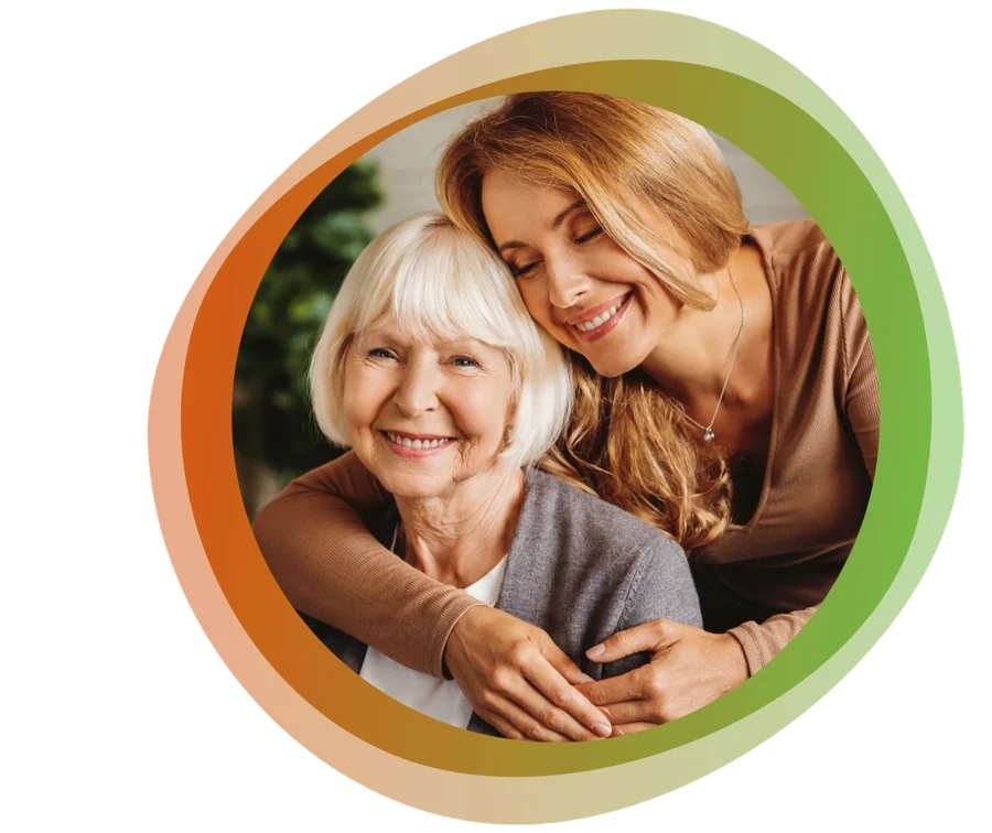 Une fille rend visite à sa mère, complice et souriante